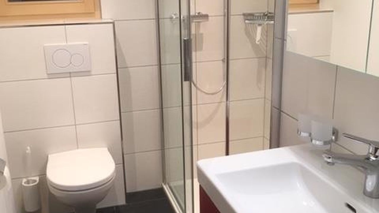 Badezimmer (Dusche/WC) Badezimmer (Dusche/WC)